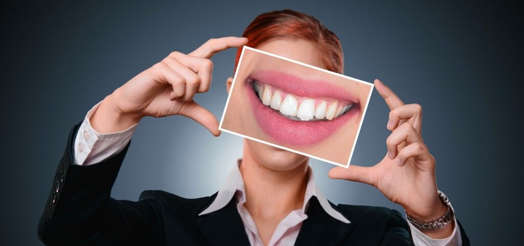Natural Tips to Whiten Teeth